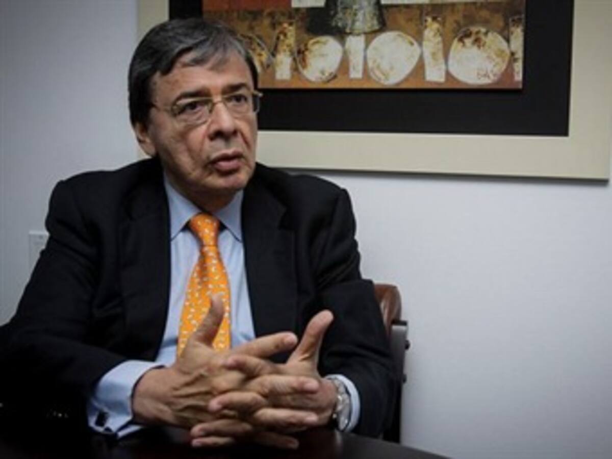 Los colombianos necesitan propuestas de solución: Carlos Holmes