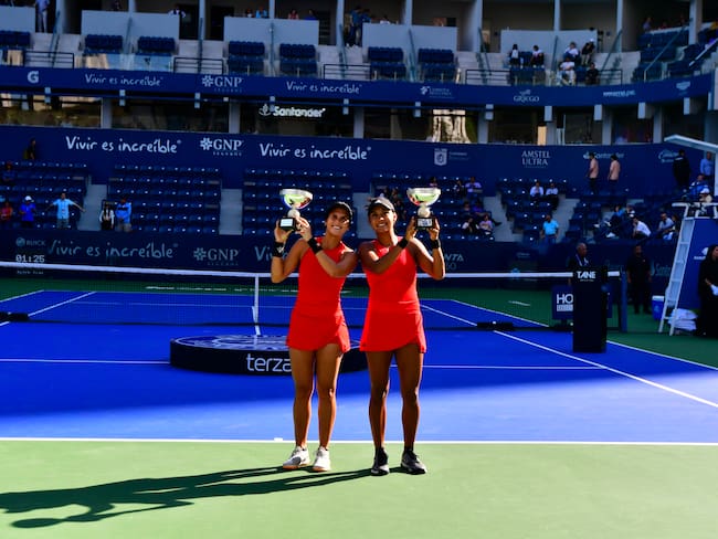 MONTERREY, MEXICO - MARCH 05: Yuliana Lizarazo and Maria Paulina Perez Garcia of Colombia lift the champion trophies after winning the final round doubles match against Kimberly Birrell of Australia and Fernanda Contreras of Mexico as part of the GNP Seguros WTA Monterrey Open 2023 at Estadio GNP Seguros on March 5, 2023 in Monterrey, Mexico. (Photo by Jaime Lopez/Jam Media/Getty Images)