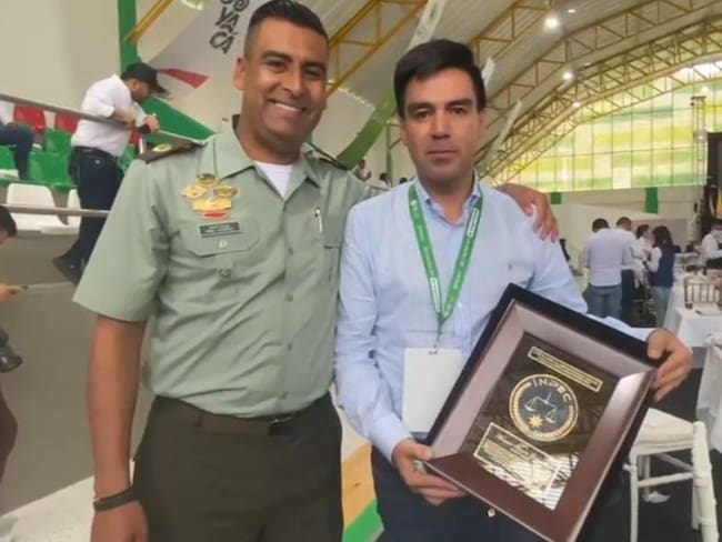 El mandatario de Sogamoso, Boyacá, Mauricio Barón Granados recibió la exaltación por su trabajo con los internos del municipio / Foto: Caracol Radio