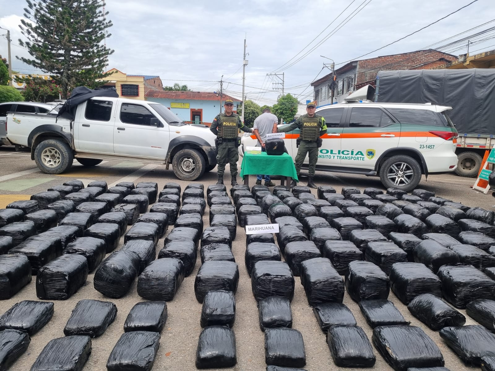 Al realizar la inspección al automotor, los policías hallan cerca de 200 paquetes prensados en plástico negro en la parte trasera del mismo.