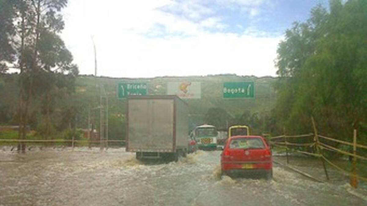 Por inundaciones, más de tres kilómetros de trancón en la vía entre Chía y Bogotá
