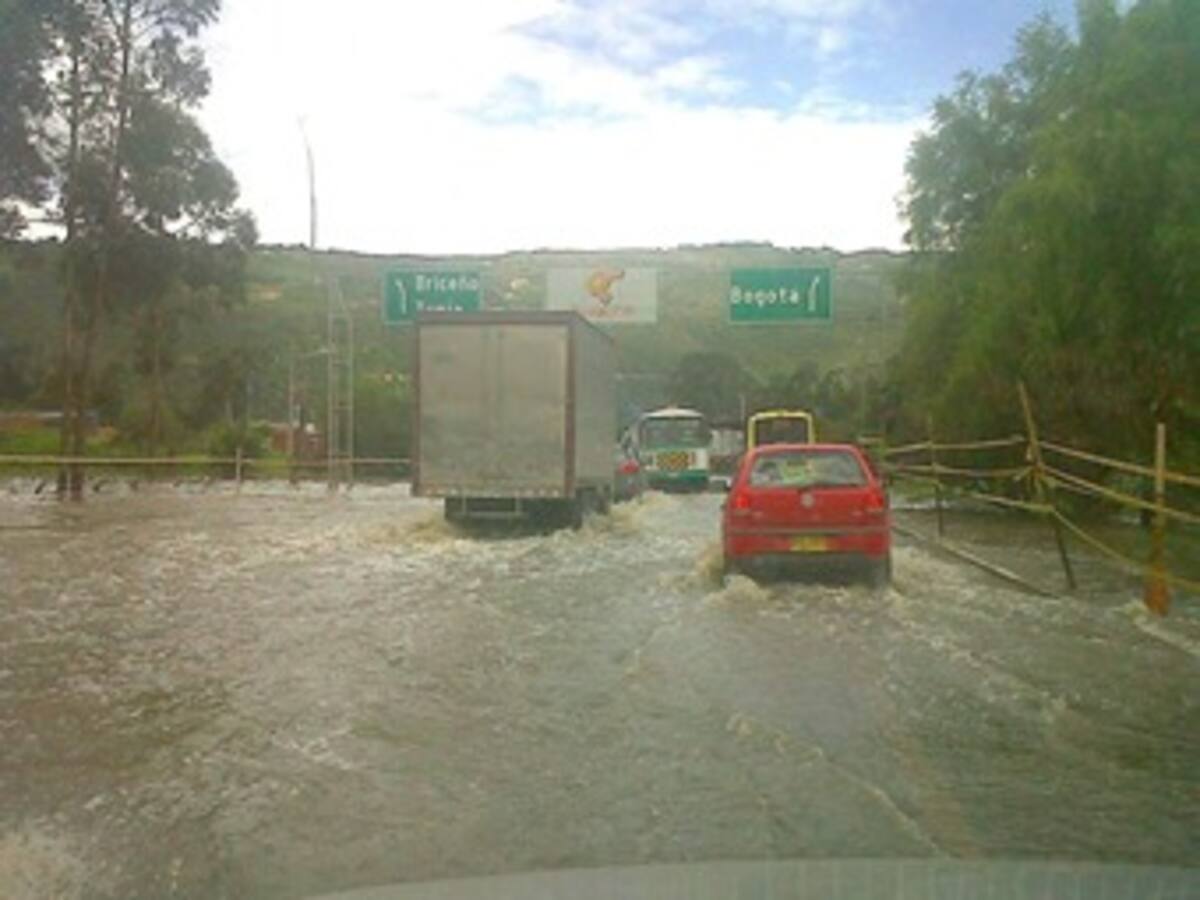 Por inundaciones, más de tres kilómetros de trancón en la vía entre Chía y Bogotá