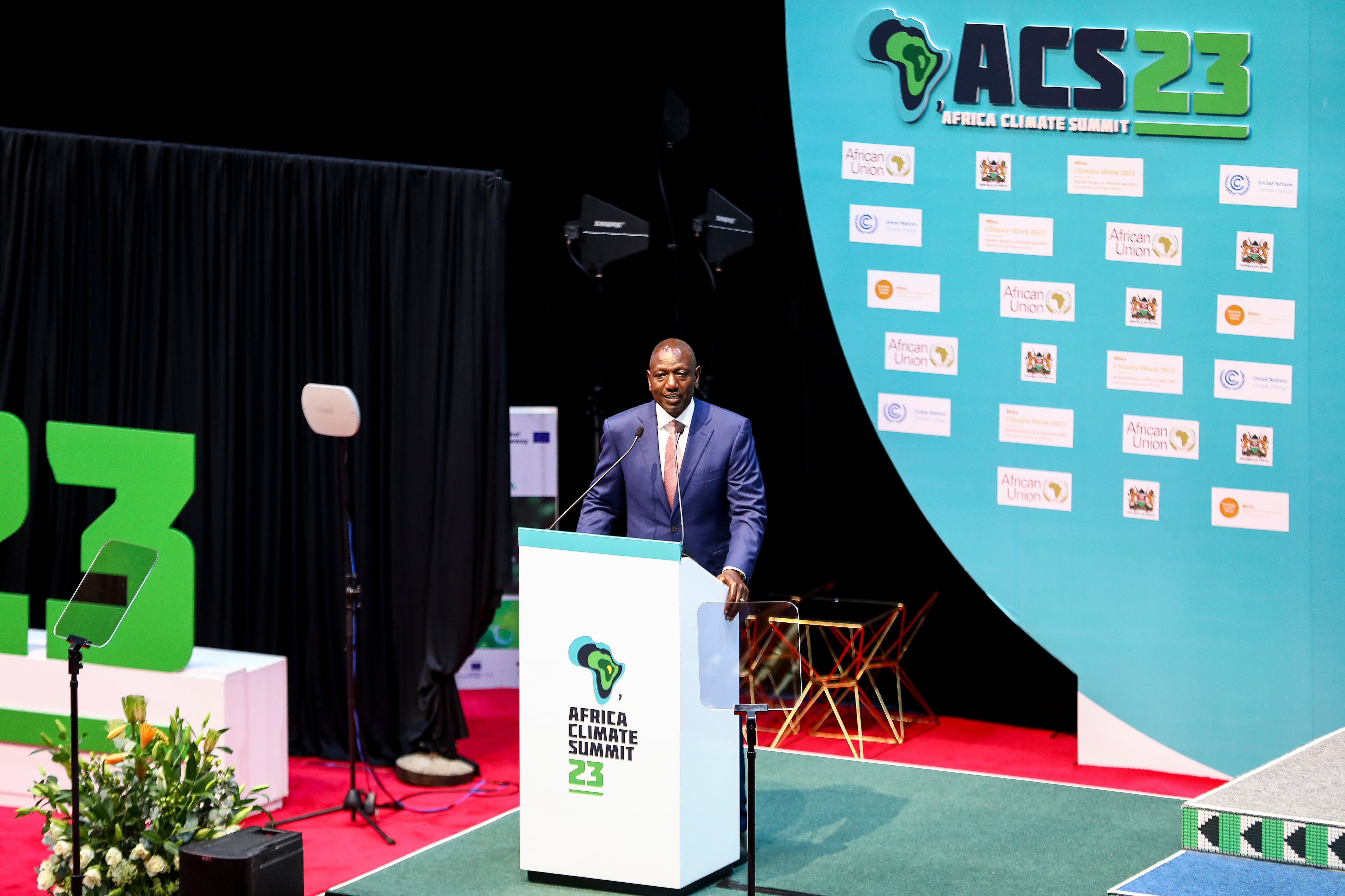 Nairobi (Kenya), 05/09/2023.- President of Kenya William Ruto speaks during the Presidential Day of the ongoing Inaugural Africa Climate Summit (ACS23), at the Kenyatta International Convention Centre (KICC) in Nairobi, Kenya, 05 September 2023. African heads of states are expected to present Africa as a solution to the global warming crisis in a declaration expected to be signed later on during the ongoing summit. (Kenia) EFE/EPA/DANIEL IRUNGU