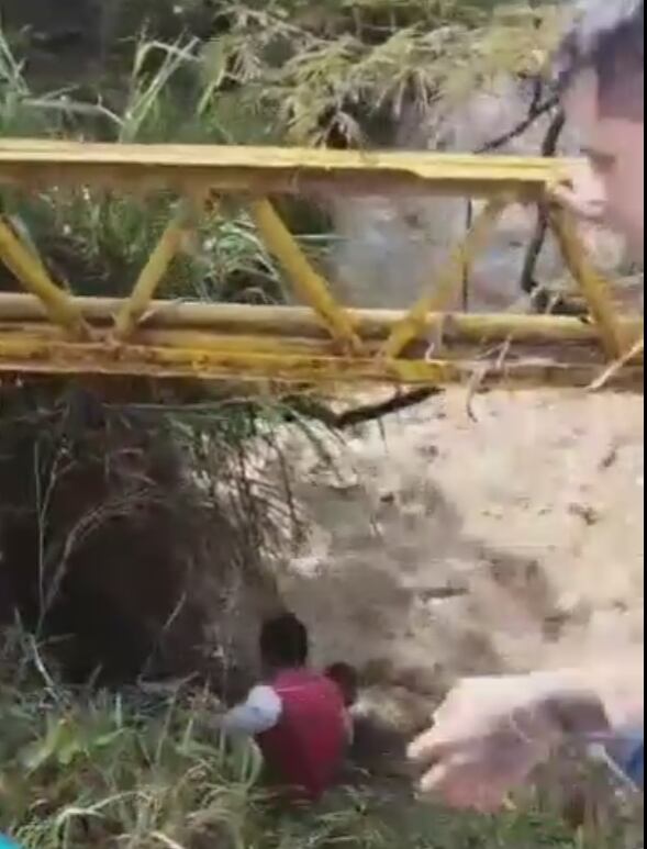 Hombre cae a quebrada caudaloso