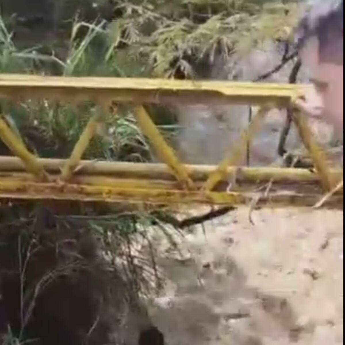 Hombre fue arrastrado por avalancha de una quebrada y salvó su vida de milagro