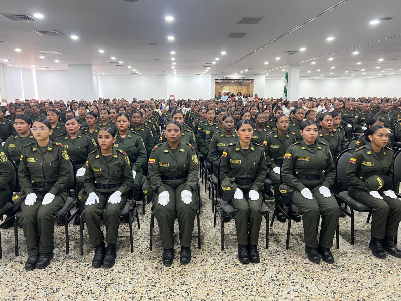 283 jóvenes realizaron la ceremonia de juramento de bandera como auxiliares de Policía