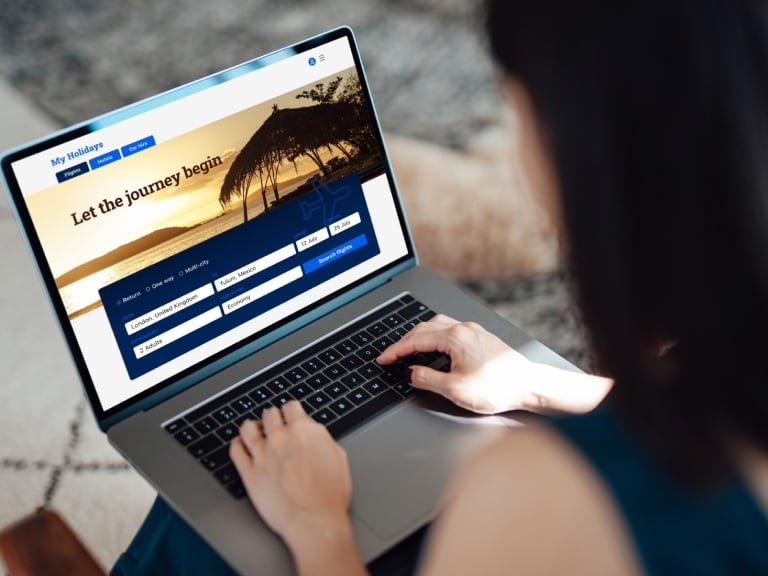 Persona comprando vuelos por internet // Foto de referencia: Getty Images