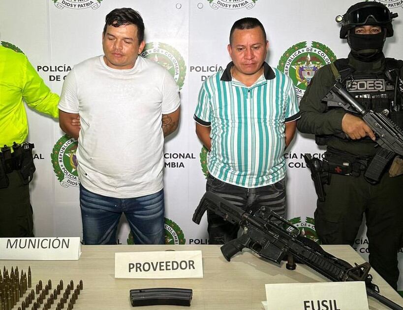 Capturan a dos presuntos integrantes de “Los Turcos” con fusil en Cúcuta. / Foto: Policía Cúcuta.