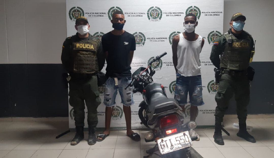 Los dos hombres fueron capturados por la Policía cuando pretendían comercializar una motocicleta en la zona industrial