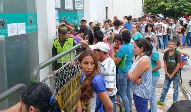 Largas filas en las sedes de las registradurias realizan diariamente cientos de venezolanos. 