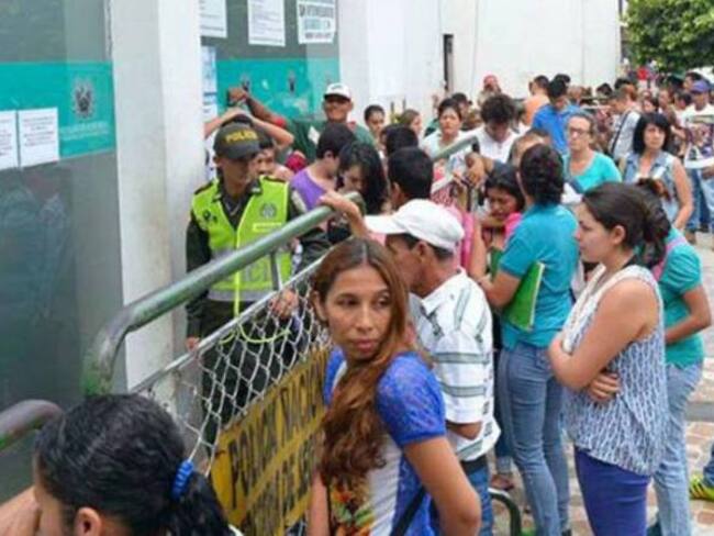 Largas filas en las sedes de las registradurias realizan diariamente cientos de venezolanos. 