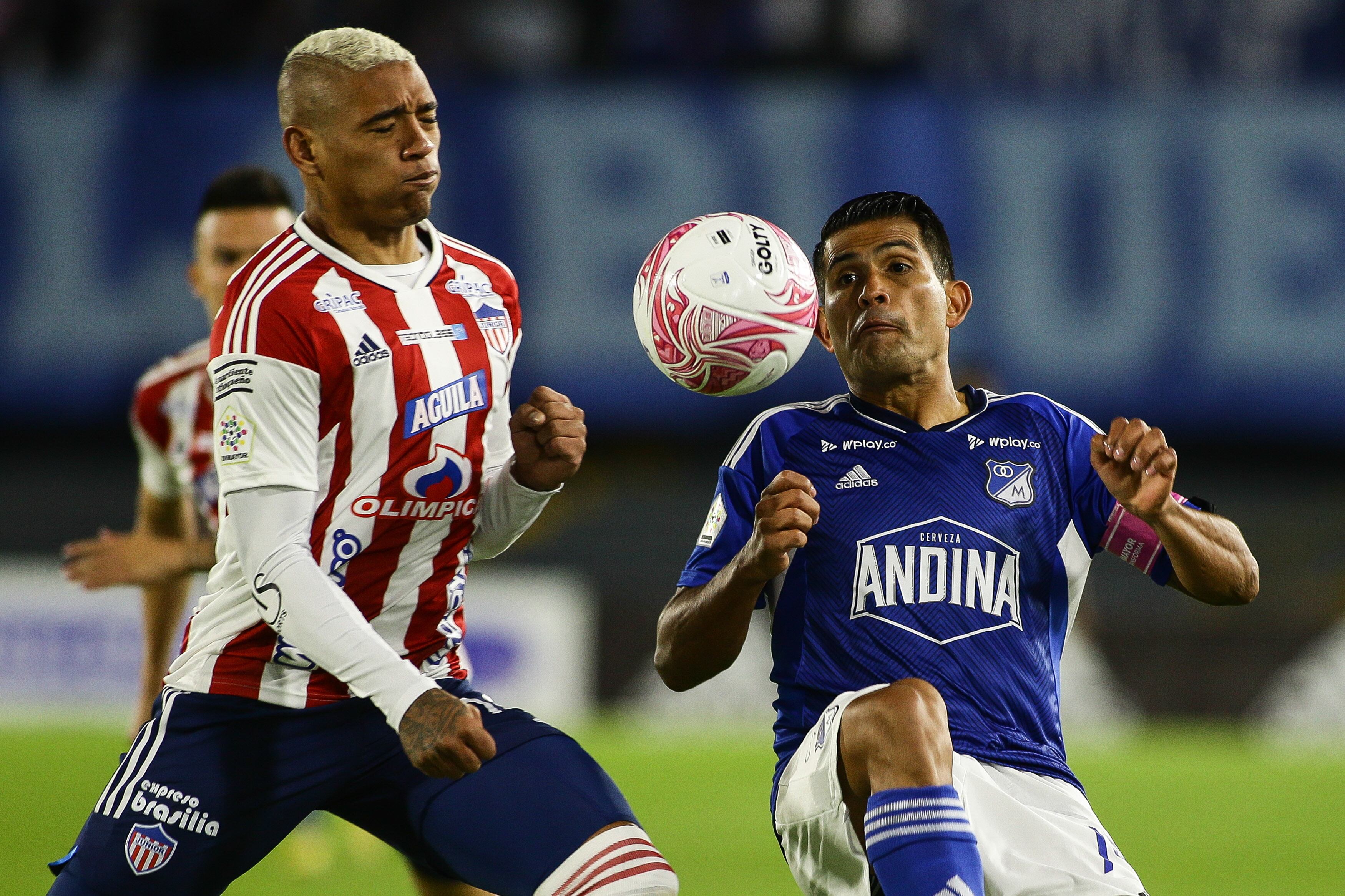 Jermein Peña (Junior) y David Mackalister Silva (Millonarios) disputan un balón.(Colprensa - John Paz)