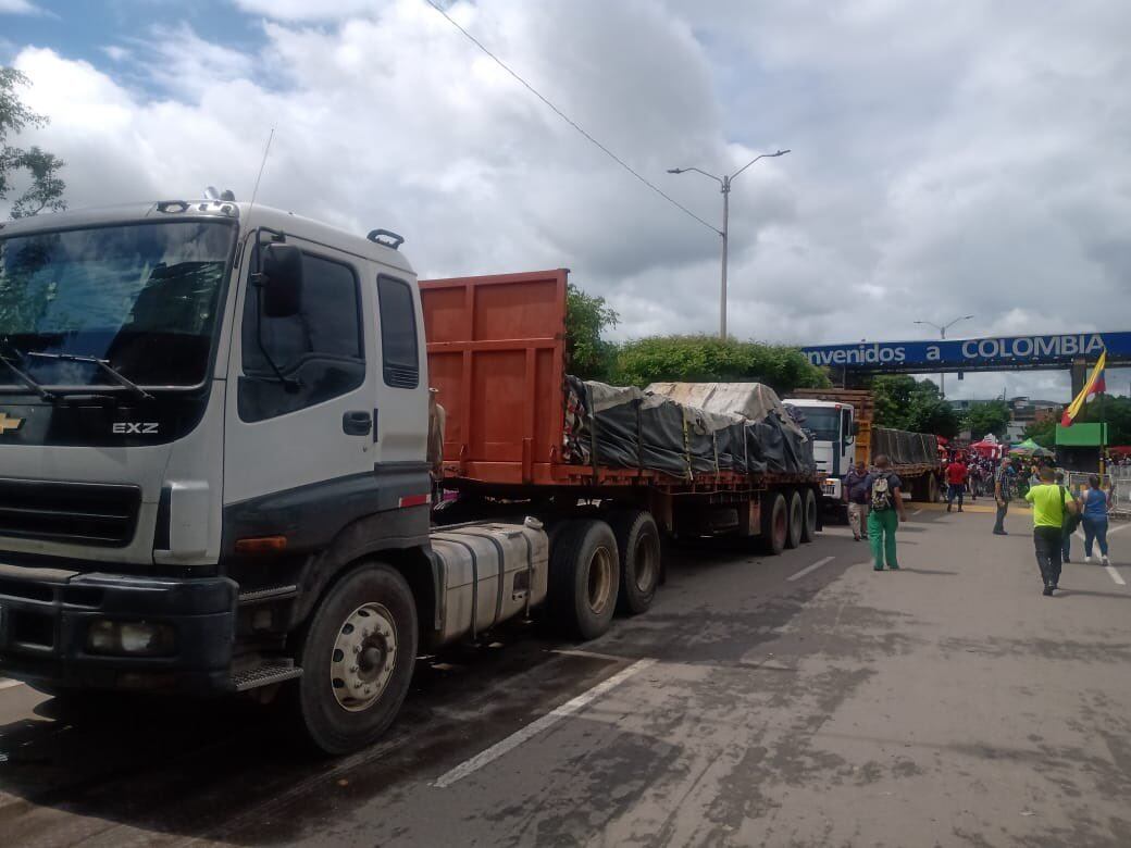 Paso de mercancía entre Colombia y Venezuela por Cúcuta. Foto Armando Peña Castro