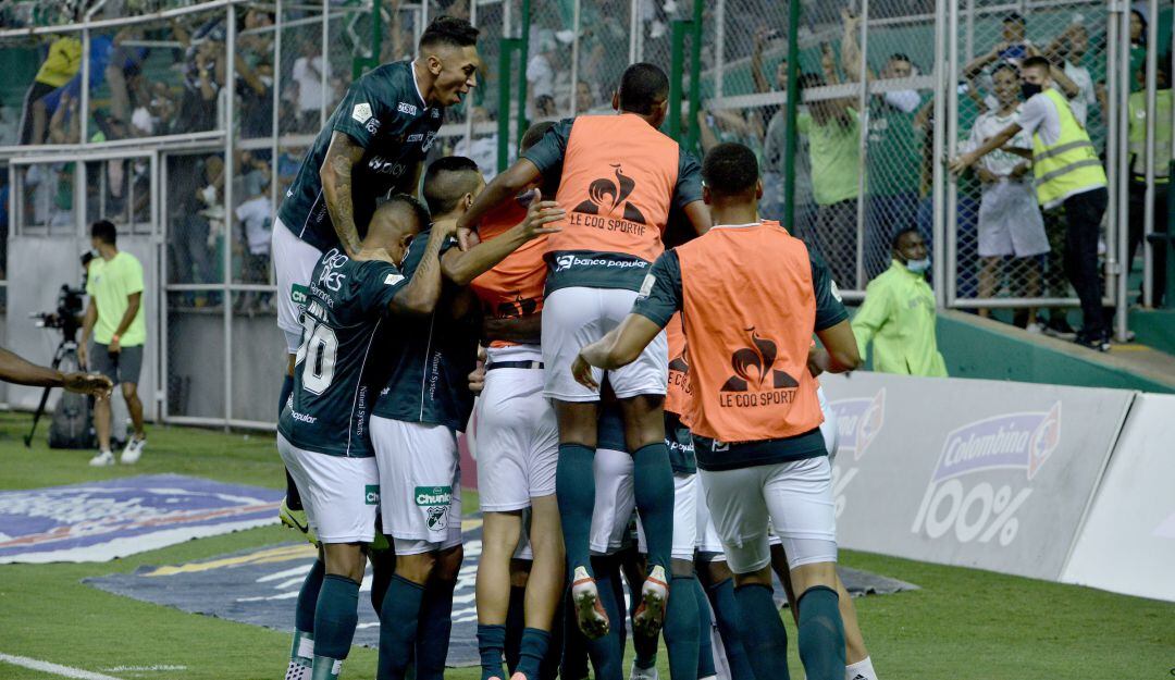 Los jugadores del Deportivo Cali festejan el único gol del compromiso.