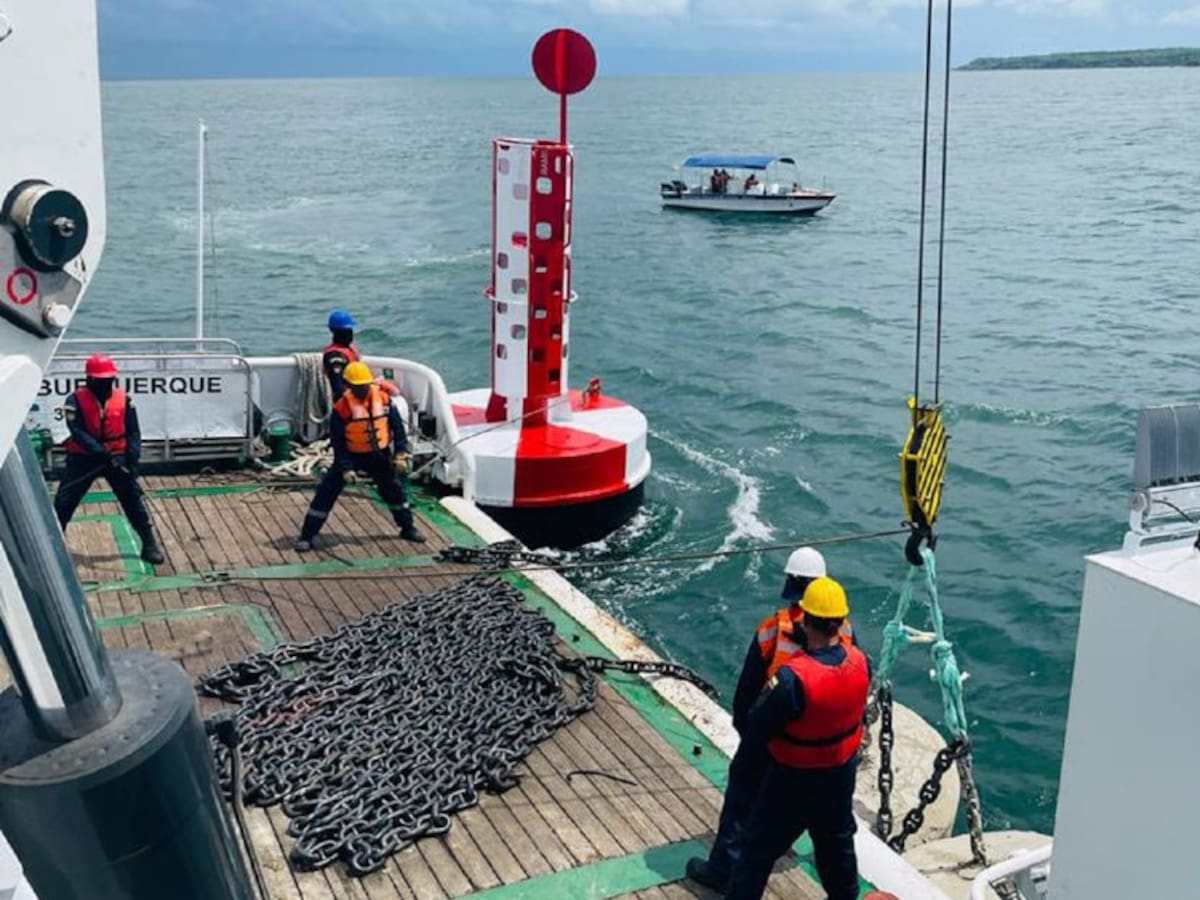Dimar realiza mantenimiento de boyas en zona insular de Cartagena