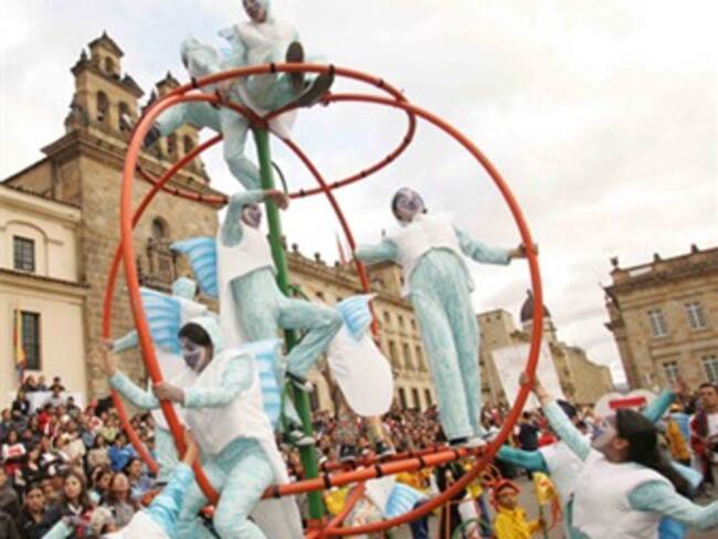 Miles de artistas se toman la carrera Séptima en el Gran Desfile de Comparsas
