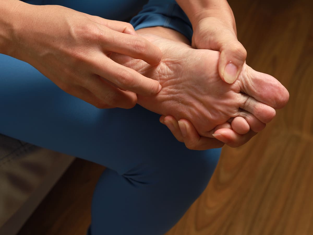 Significado espiritual de que te pique la planta del pie izquierdo: ¿es de mala suerte?