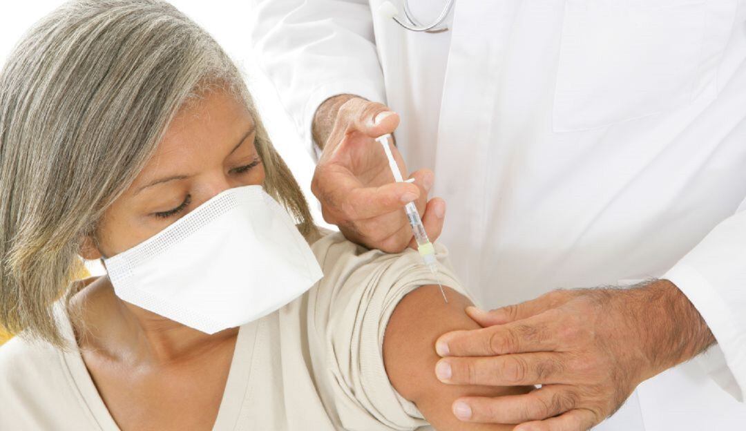 Gobierno autoriza refuerzo de vacunación para mayores de 50 años