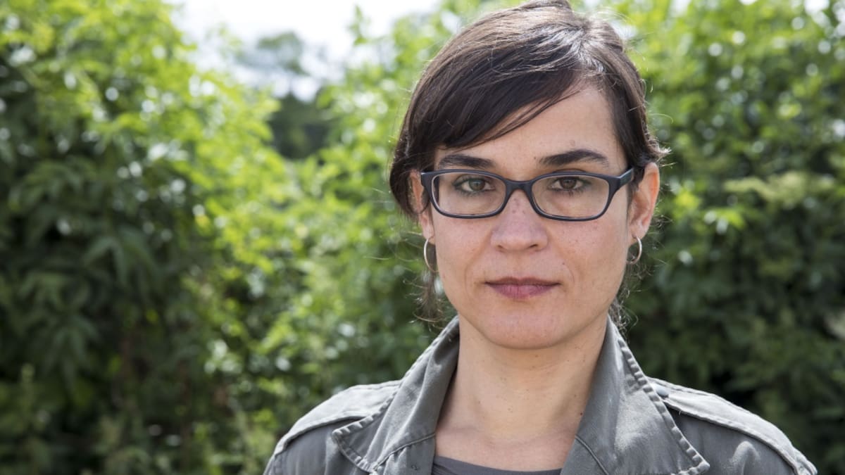 “Pasar fijándose”, una recopilación de columnas escritas por Carolina Sanín