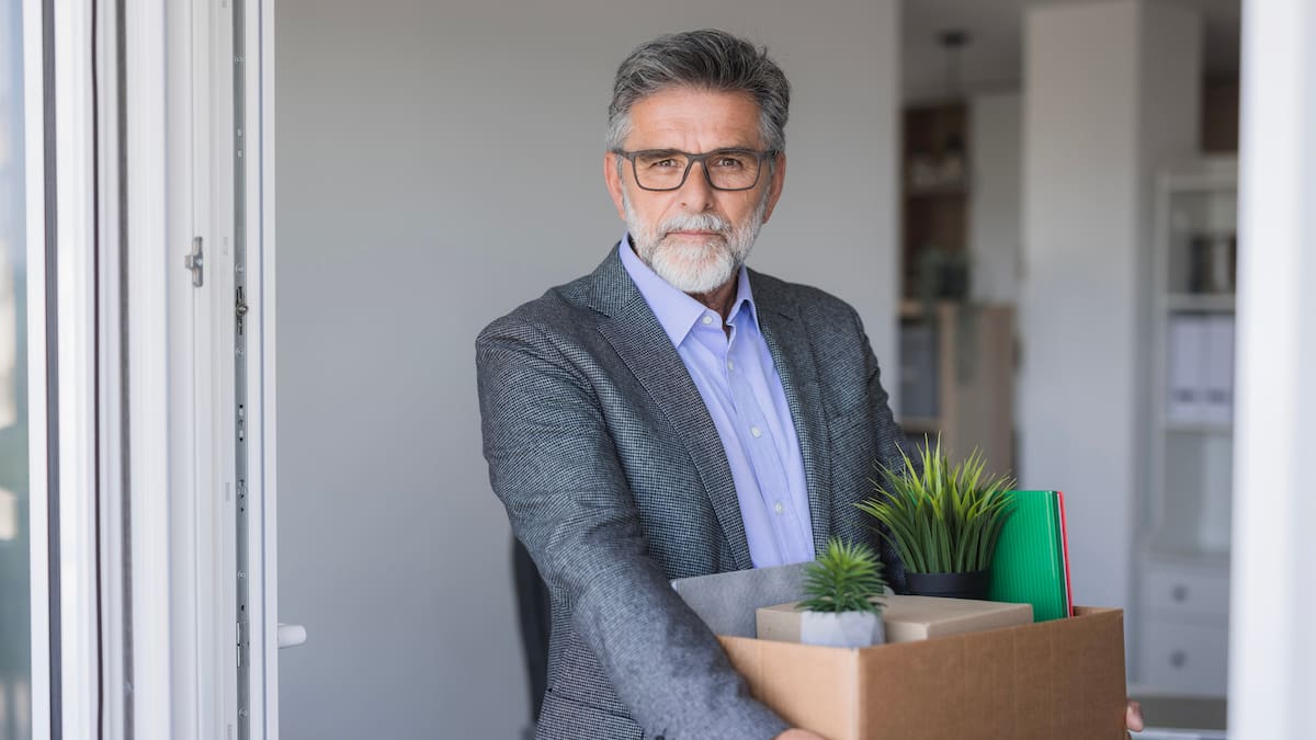 ¿Hay multa por despedir a una persona que ya se jubiló y sigue trabajando? Esto dice la ley