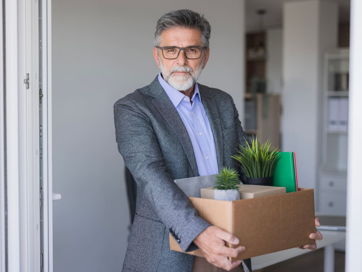 ¿Hay multa por despedir a una persona que ya se jubiló y sigue trabajando? Esto dice la ley