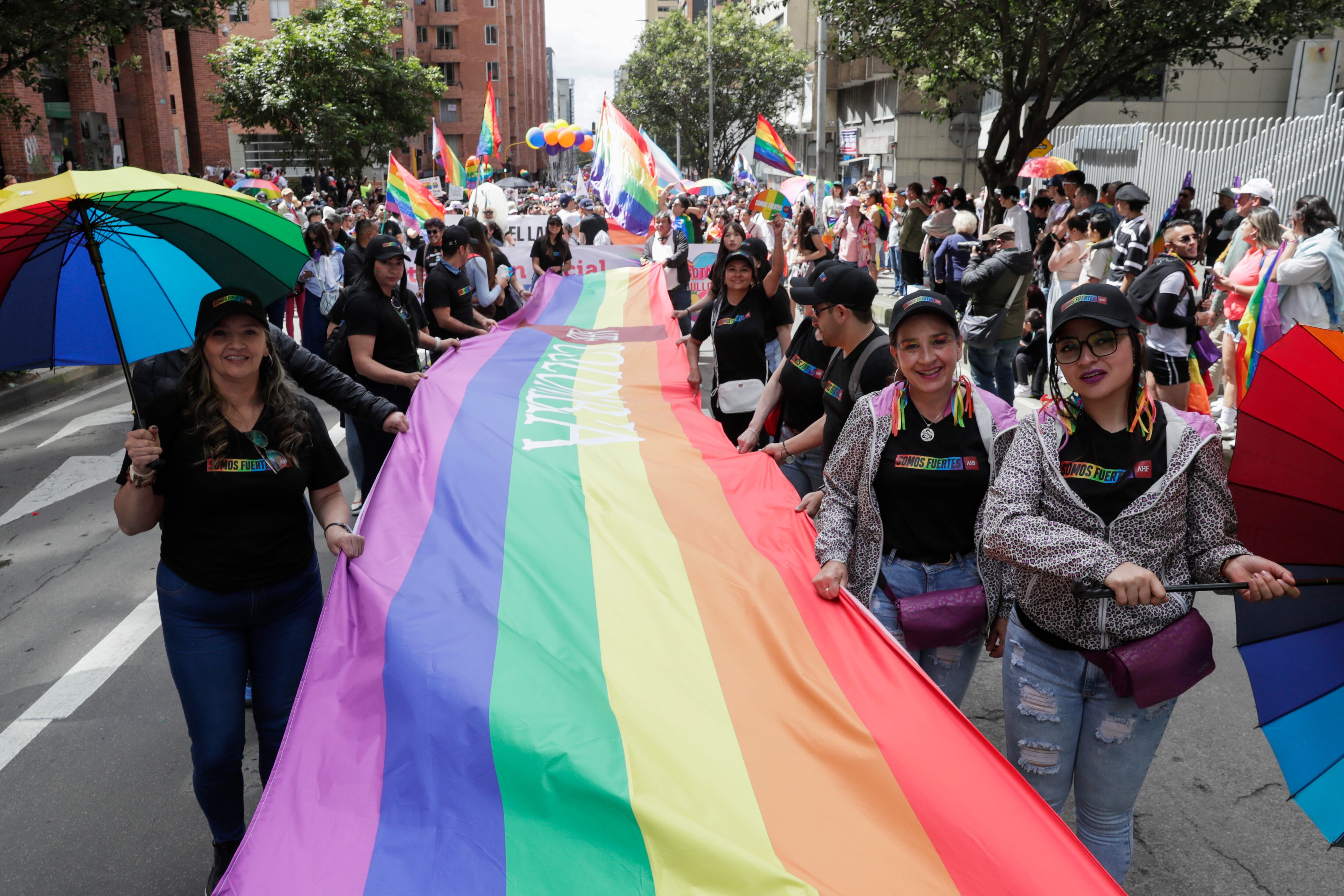 AME9699. BOGOTÁ (COLOMBIA), 29/06/2025.- Personas participan en una marcha por el Día Internacional del Orgullo LGTBI este domingo, en Bogotá (Colombia). EFE/ Carlos Ortega
