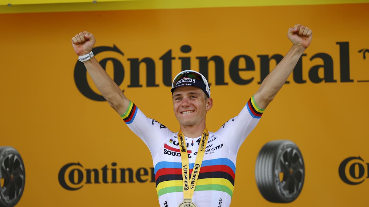 Evenepoel brilla en contrarreloj, gana la etapa y aprieta la lucha con Pogacar en el Tour