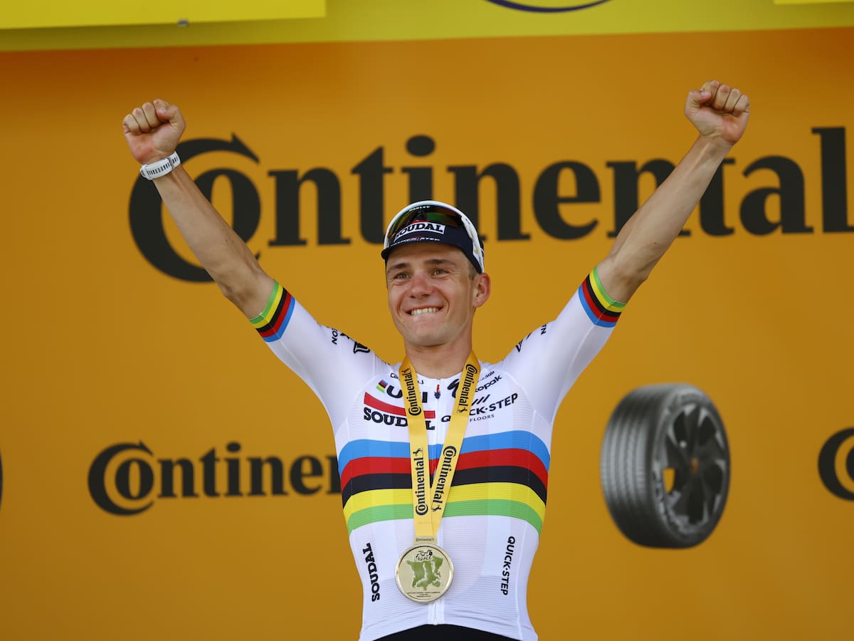 Evenepoel brilla en contrarreloj, gana la etapa y aprieta la lucha con Pogacar en el Tour