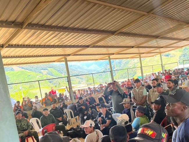 29 miembros de la fuerza pública están secuestrados por la comunidad en Cauca. Foto: Proporcionada por Richar Vidal / W Radio