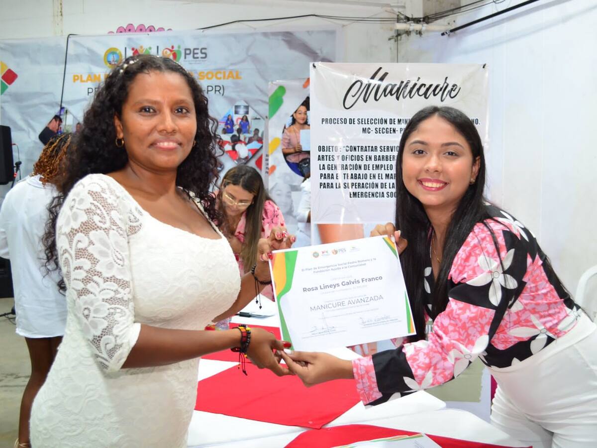 PES certificó a 162 barberos y manicuristas para dejar atrás la pobreza extrema