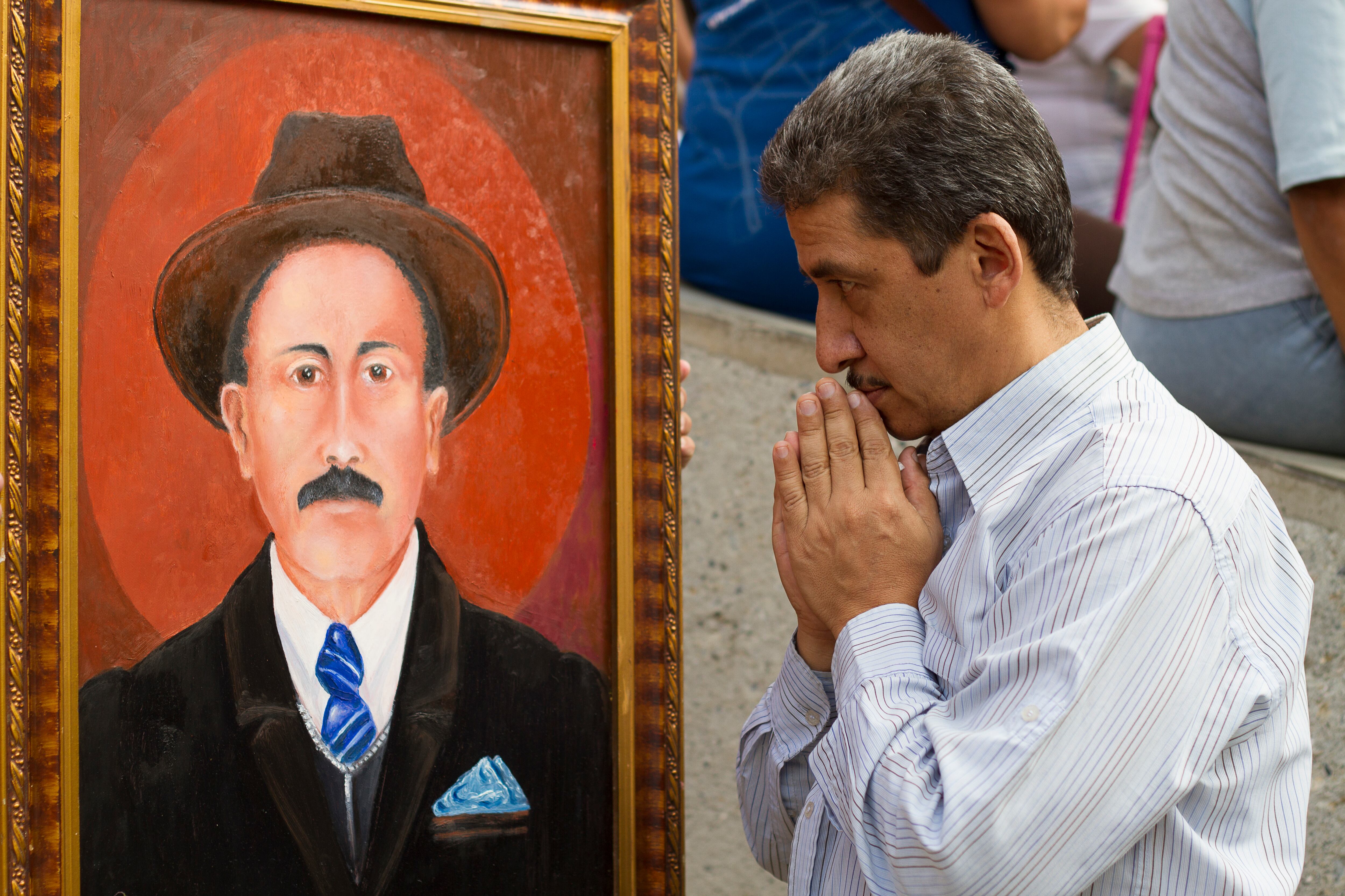 Persona rezando a José Gregorio Hernández (Foto vía Getty Images)