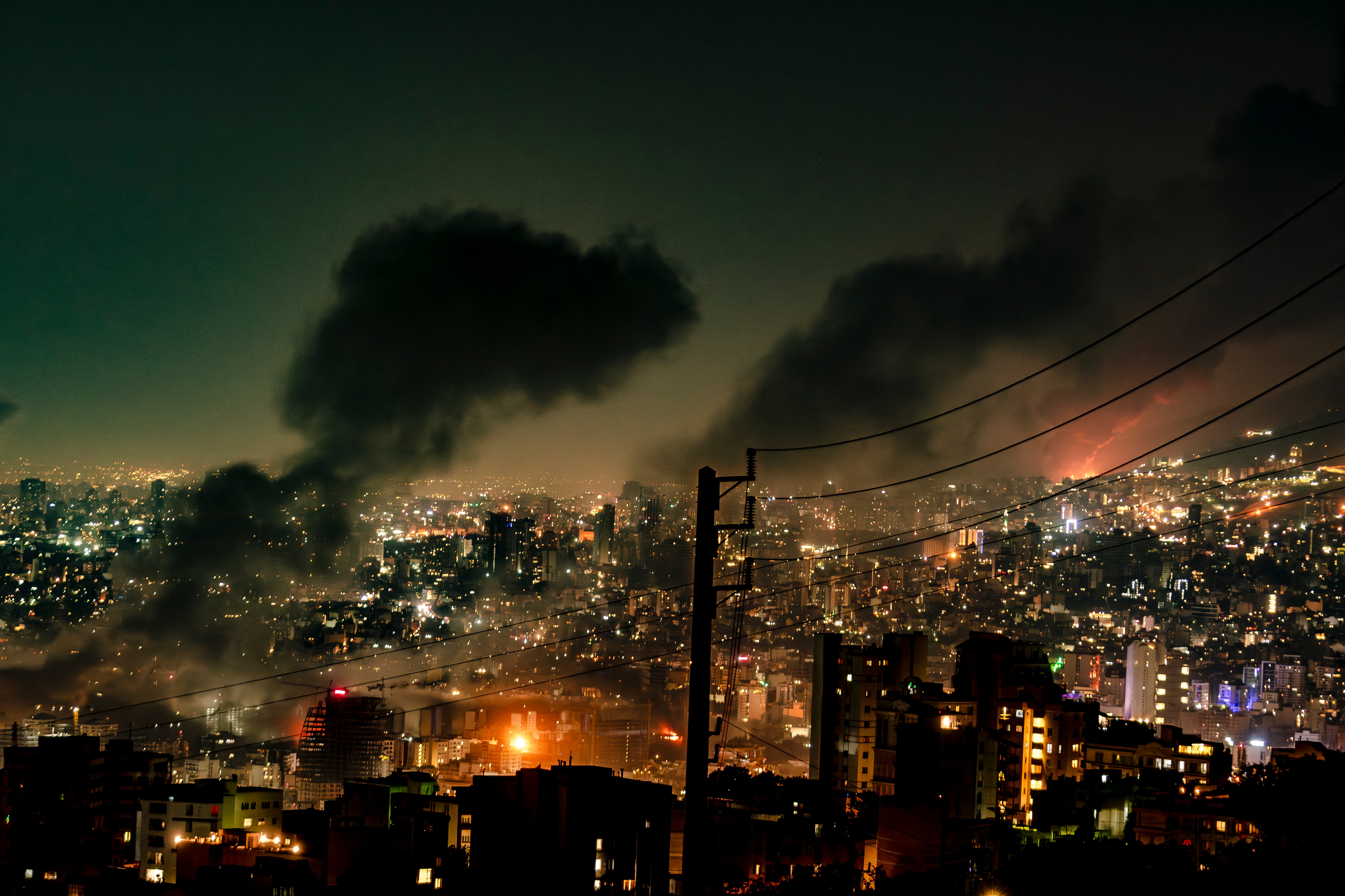 Nubes de humo en Teheran. FOTO: KHOSHIRAN/Middle East Images/AFP via Getty Images