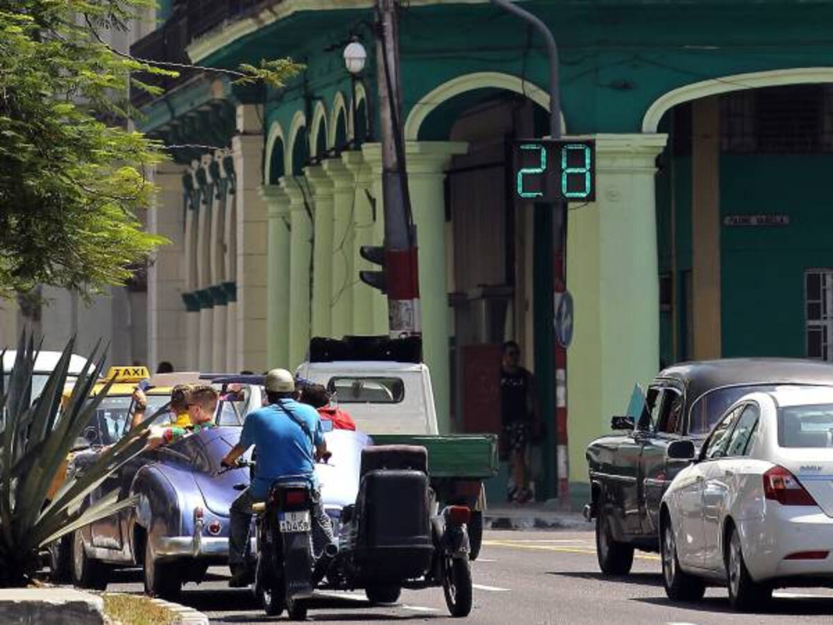 Cubanos se rebuscan señal para conectarse a internet