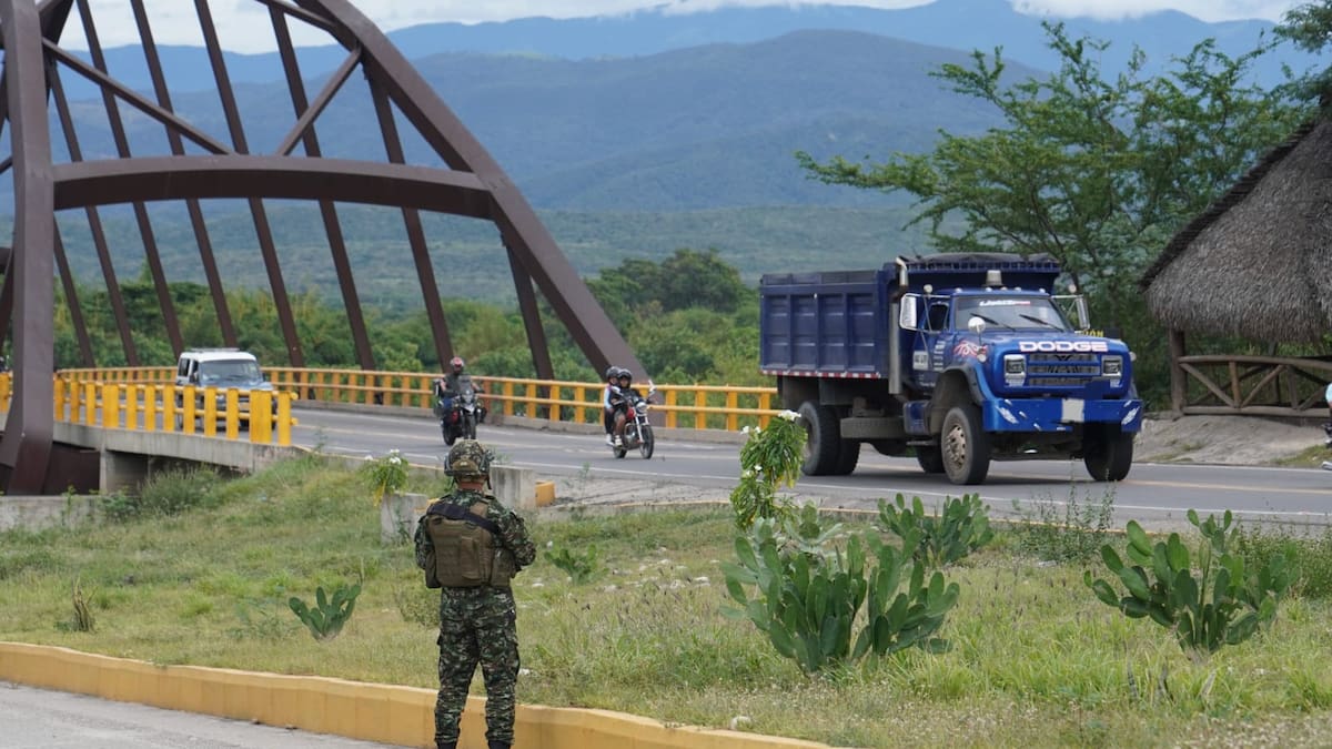 Soldados de la Trigésima Brigada del Ejército Nacional custodian las vías en Norte de Santander