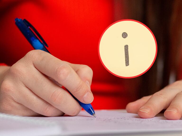 Persona escribiendo en un papel y de fondo la letra i (Fotos vía Getty Images)