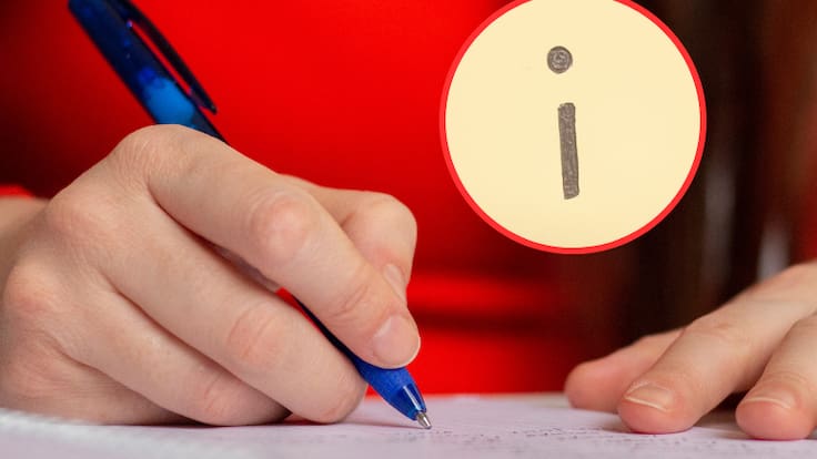 Persona escribiendo en un papel y de fondo la letra i (Fotos vía Getty Images)
