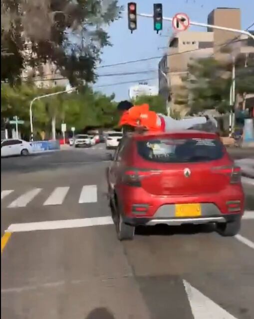 Discusión por el pago de un domicilio terminó con repartidor sobre el techo de un carro en Barranquilla