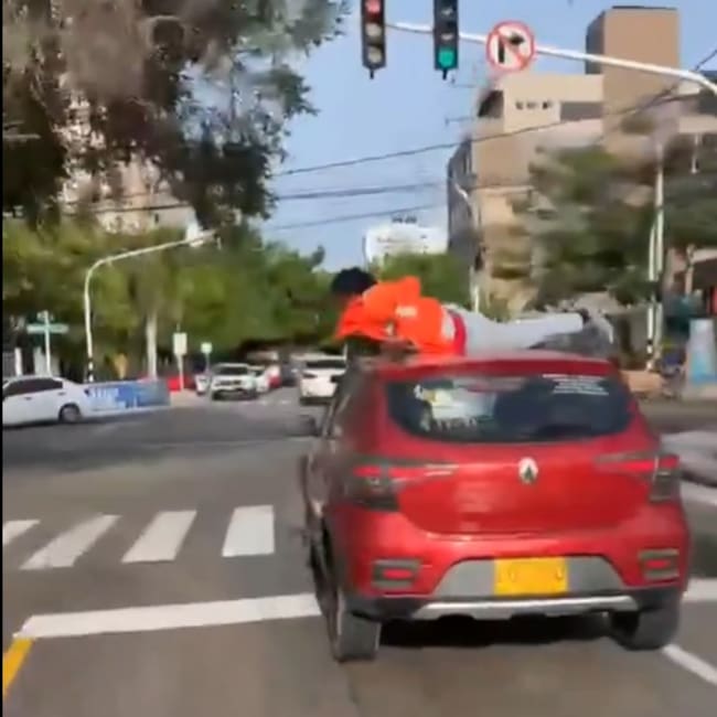 Discusión por el pago de un domicilio terminó con repartidor sobre el techo de un carro en Barranquilla
