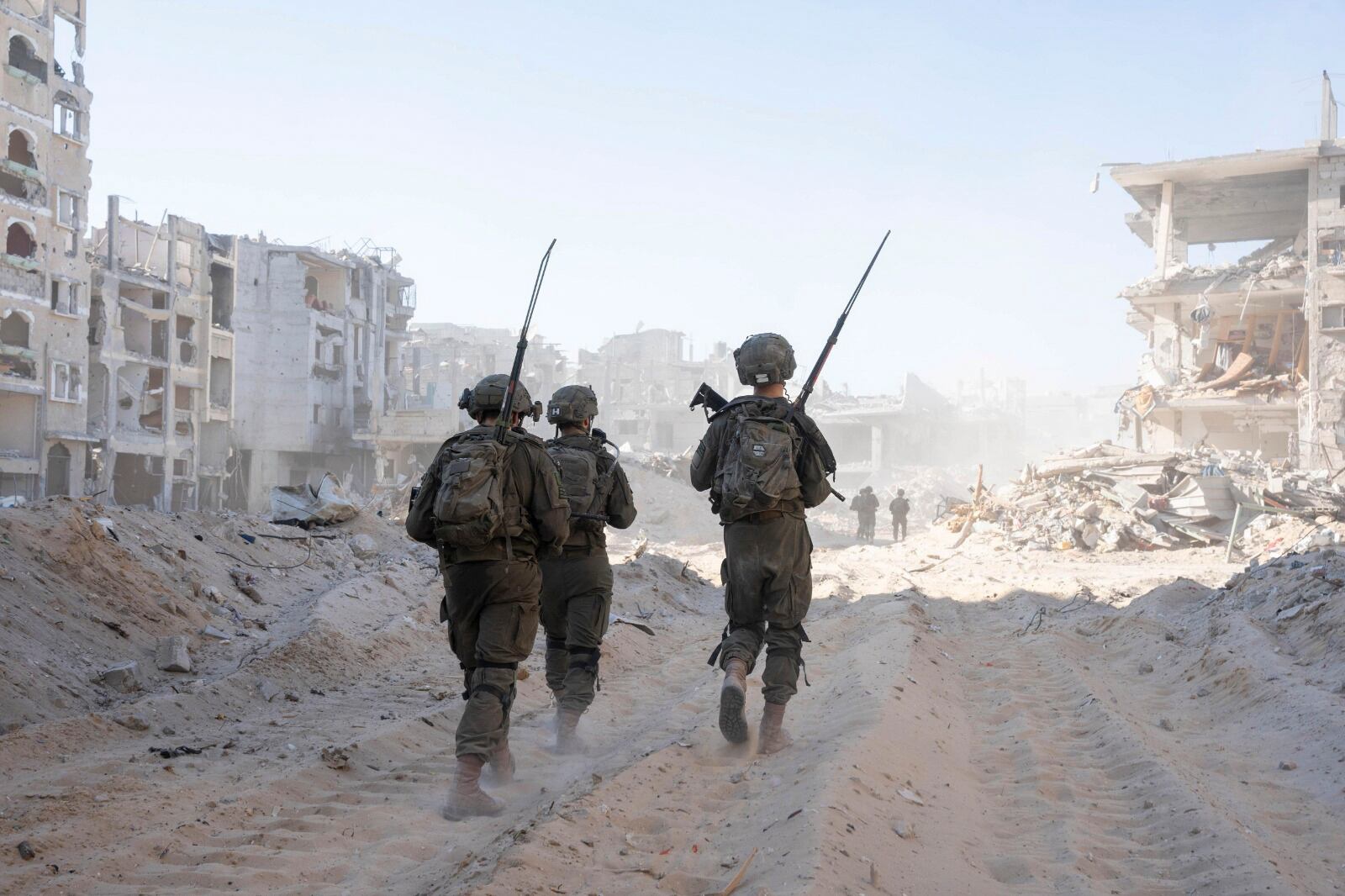 GRAF8883. BEIT LAHIA, 07/11/2024.- El Ejército israelí dijo este jueves que sus tropas han ampliado su incursión terrestre en las últimas horas a la ciudad de Beit Lahia, en el norte de la Franja de Gaza, tras recibir "información previa" de que miembros de la milicia de Hamás estaban operando en esta zona. .-EFE/ Ejército israelí ***SOLO USO EDITORIAL/SOLO DISPONIBLE PARA ILUSTRAR LA NOTICIA QUE ACOMPAÑA (CRÉDITO OBLIGATORIO)***