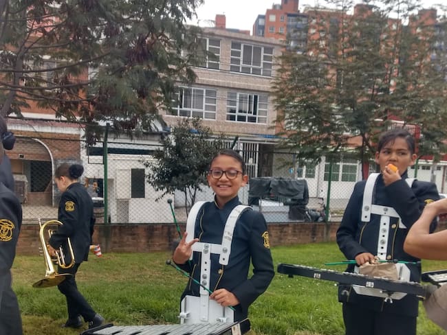 Policía, al parecer borracho, atropelló a niña de 10 años mientras iba para el colegio