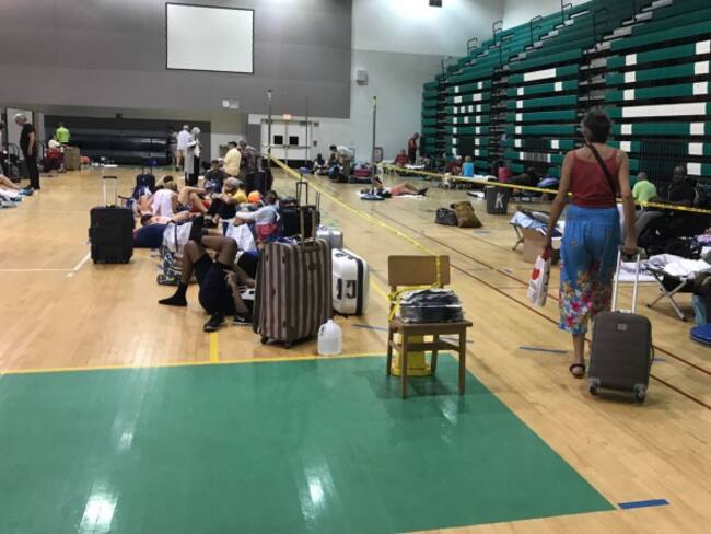 [Fotos] Habitantes de Miami comienzan a llegar a refugios habilitados ante paso de huracán Irma