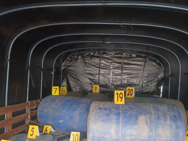 Hallaron las 37 canecas que iban al interior del vehículo con el detector de marcación. Foto Fiscalía-Putumayo