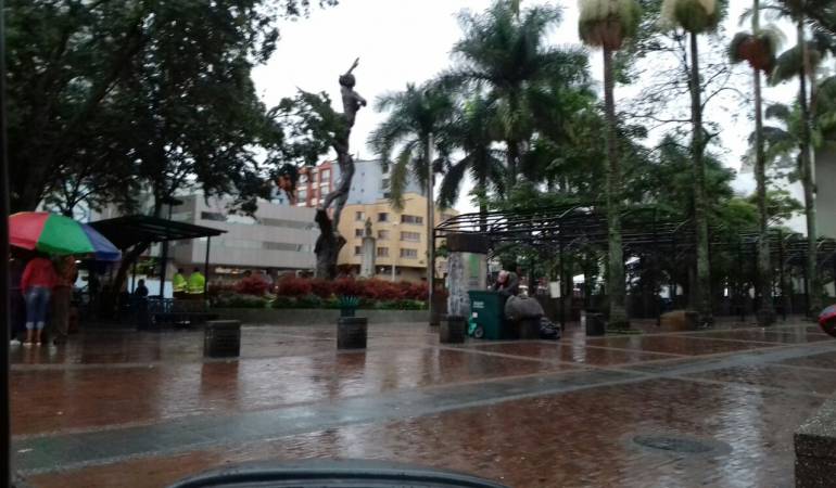 Fría mañana en Armenia, plaza de Bolívar de la capital del Quindío