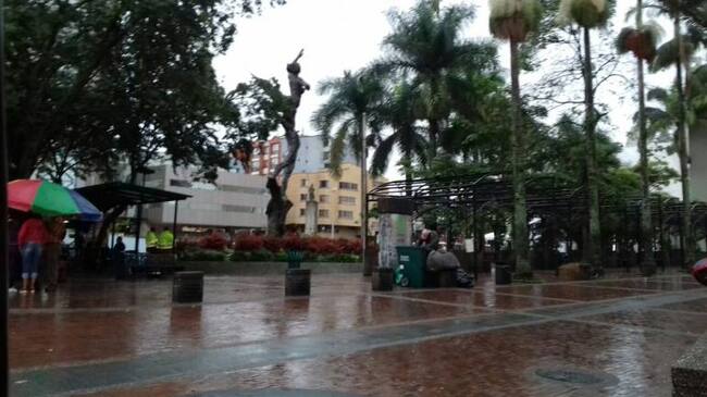 Fría mañana en Armenia, plaza de Bolívar de la capital del Quindío