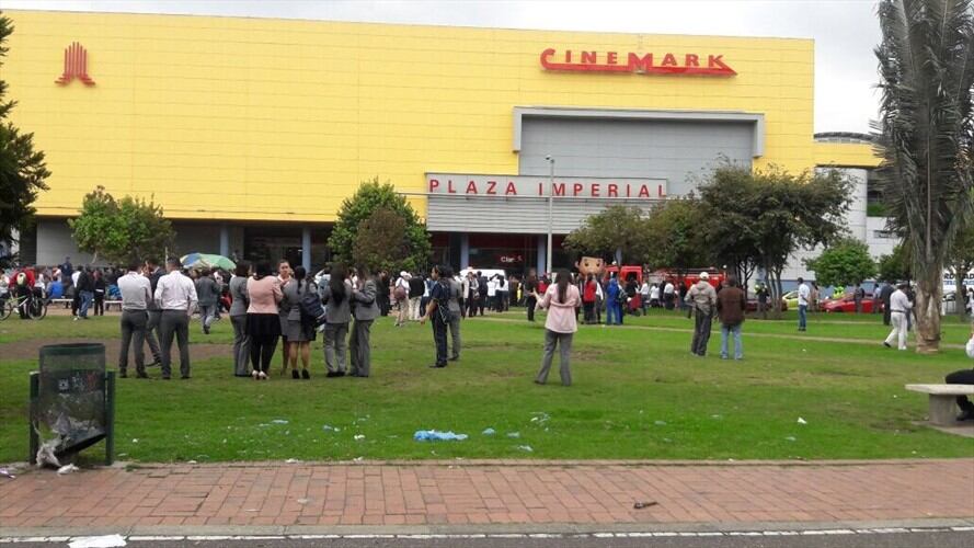 Evacúan centro comercial Plaza Imperial en Suba. Foto: Fabián Romero (W Radio)