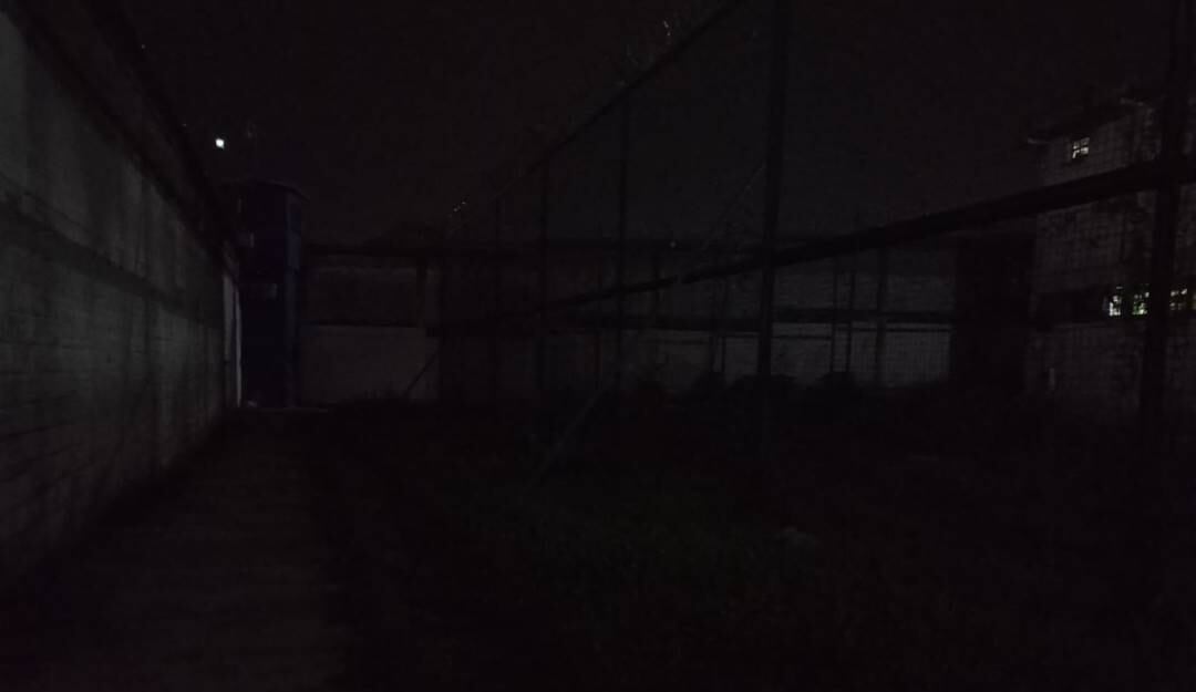 La guardia de la cárcel de Sincelejo trabaja a oscuras en la zona perimetral. Foto: UTP.