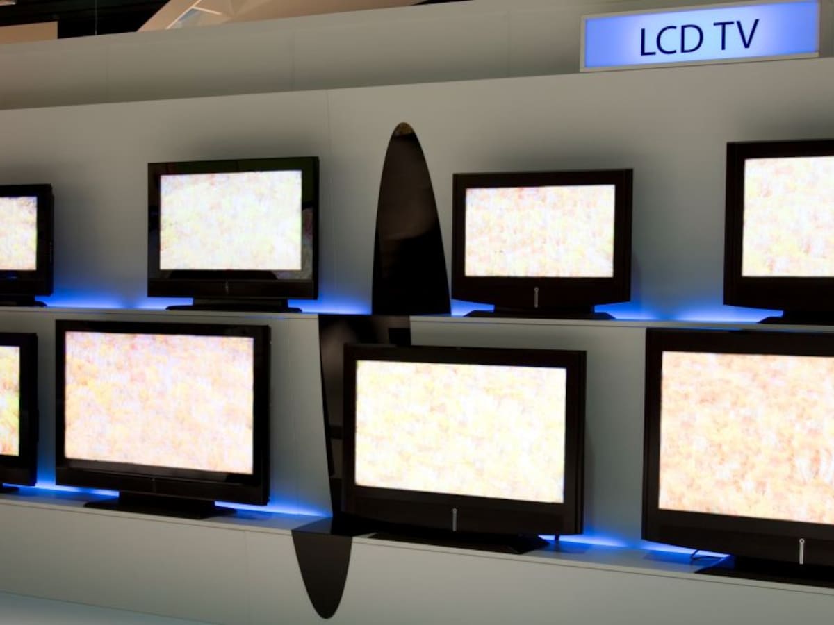 Hombre sale de una tienda de tecnología sin pagar un televisor