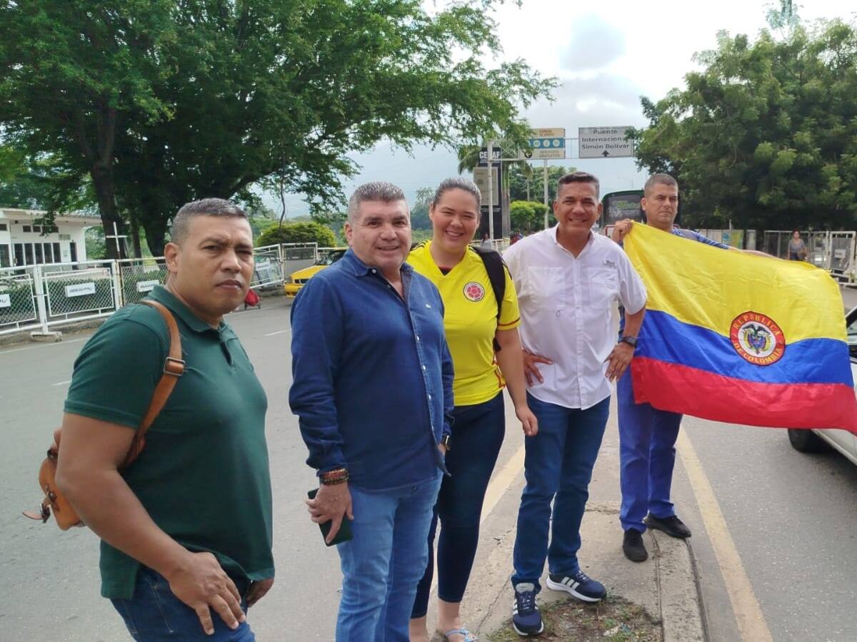 Protesta en el puente internacional Simón Bolívar en apoyo a la libertad de Venezuela