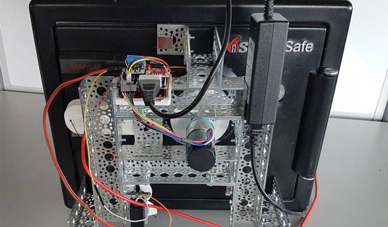 SparkFun Safe Cracker: un robot que puede abrir cajas fuertes en poco tiempo