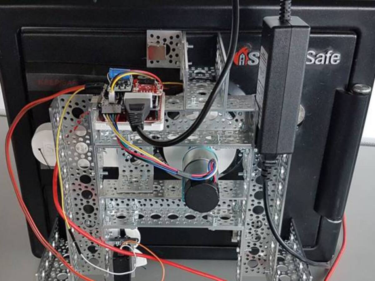 Inventan un robot capaz de abrir una caja fuerte en menos de 30 minutos